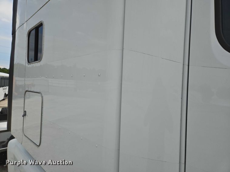 image for item YA0736 2017 Peterbilt 579 semi truck