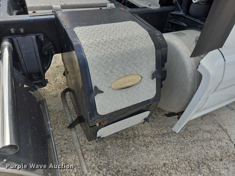 image for item YA0736 2017 Peterbilt 579 semi truck