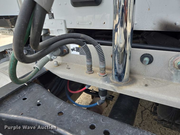 image for item YA0736 2017 Peterbilt 579 semi truck