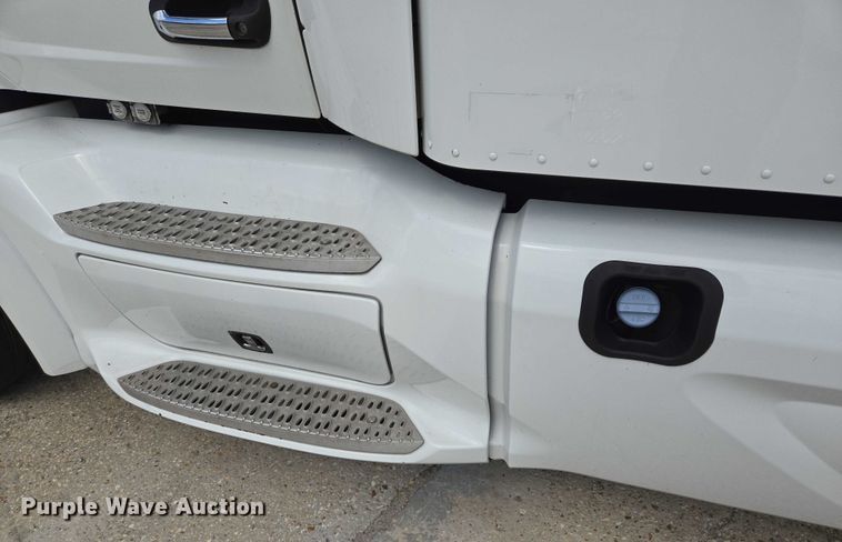 image for item YA0736 2017 Peterbilt 579 semi truck