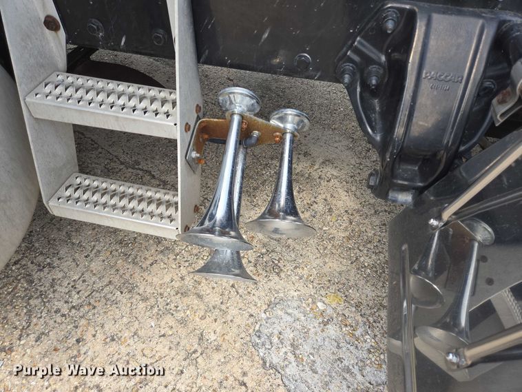 image for item YA0736 2017 Peterbilt 579 semi truck