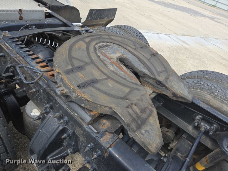 image for item YA0736 2017 Peterbilt 579 semi truck