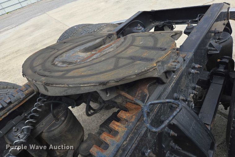 image for item YA0736 2017 Peterbilt 579 semi truck