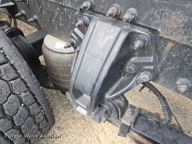 image for item YA0736 2017 Peterbilt 579 semi truck