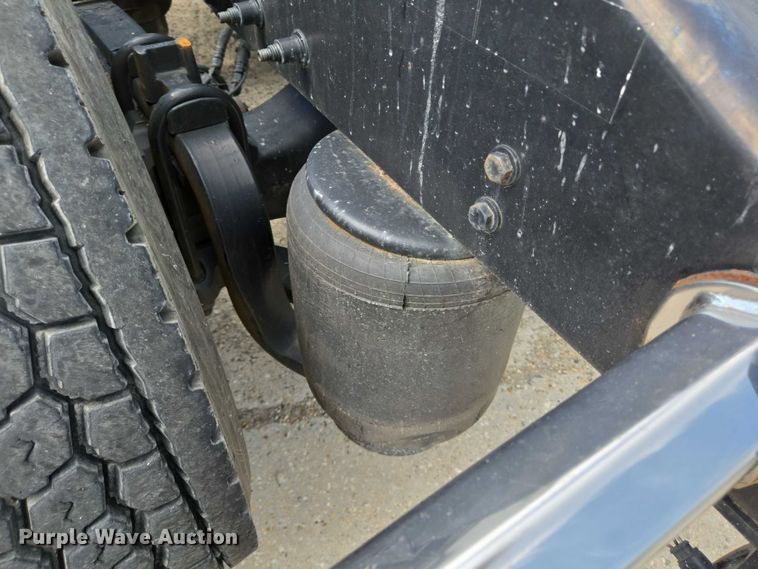 image for item YA0736 2017 Peterbilt 579 semi truck