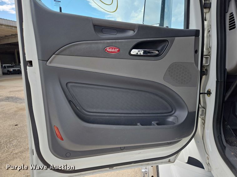 image for item YA0736 2017 Peterbilt 579 semi truck