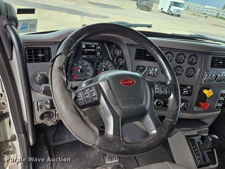 image for item YA0736 2017 Peterbilt 579 semi truck