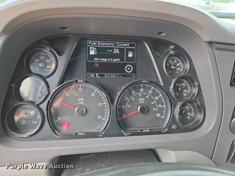 image for item YA0736 2017 Peterbilt 579 semi truck