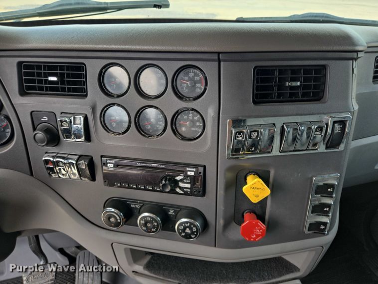 image for item YA0736 2017 Peterbilt 579 semi truck