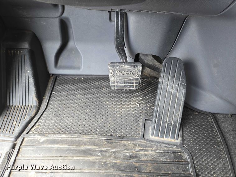 image for item YA0736 2017 Peterbilt 579 semi truck