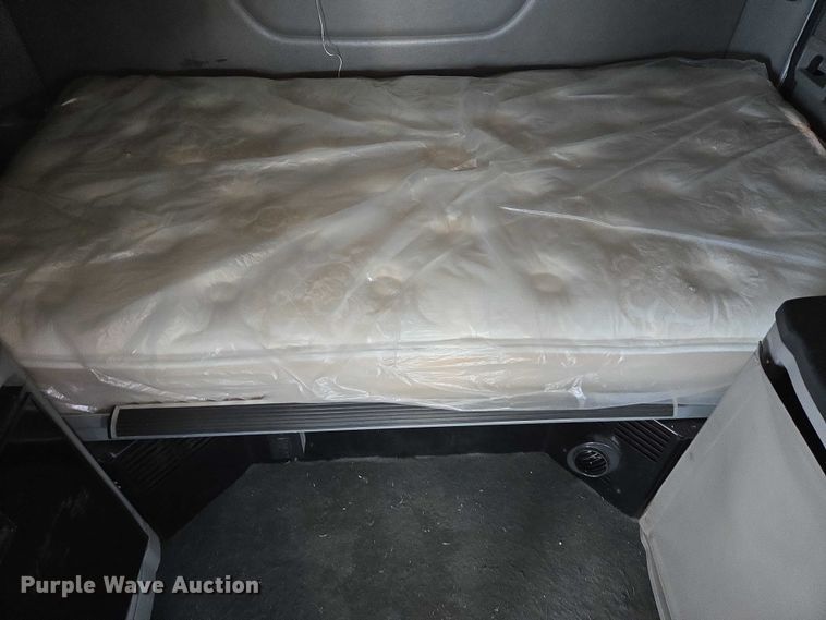 image for item YA0736 2017 Peterbilt 579 semi truck