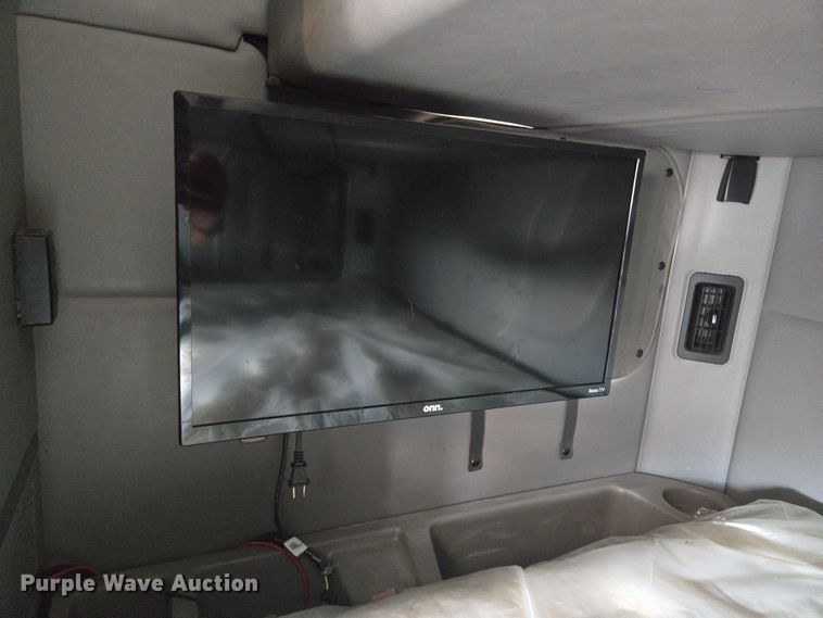 image for item YA0736 2017 Peterbilt 579 semi truck