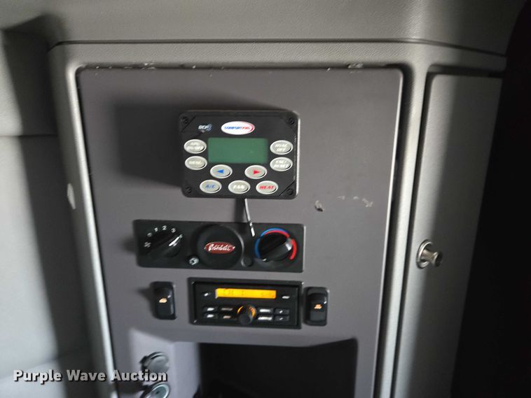 image for item YA0736 2017 Peterbilt 579 semi truck