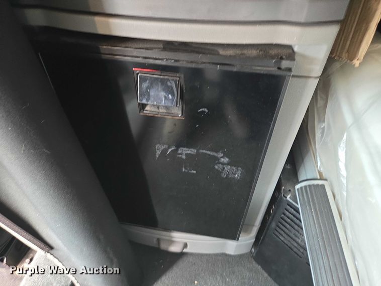 image for item YA0736 2017 Peterbilt 579 semi truck