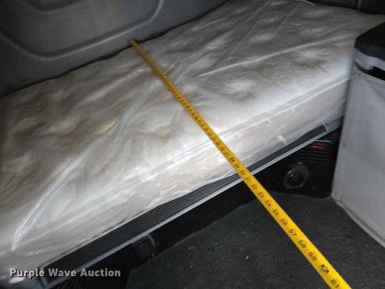 image for item YA0736 2017 Peterbilt 579 semi truck