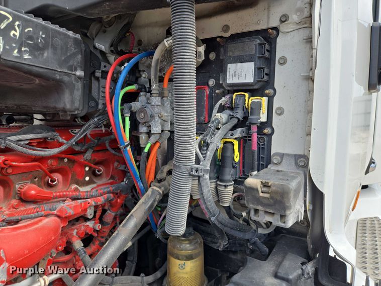 image for item YA0736 2017 Peterbilt 579 semi truck