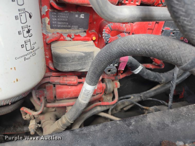 image for item YA0736 2017 Peterbilt 579 semi truck