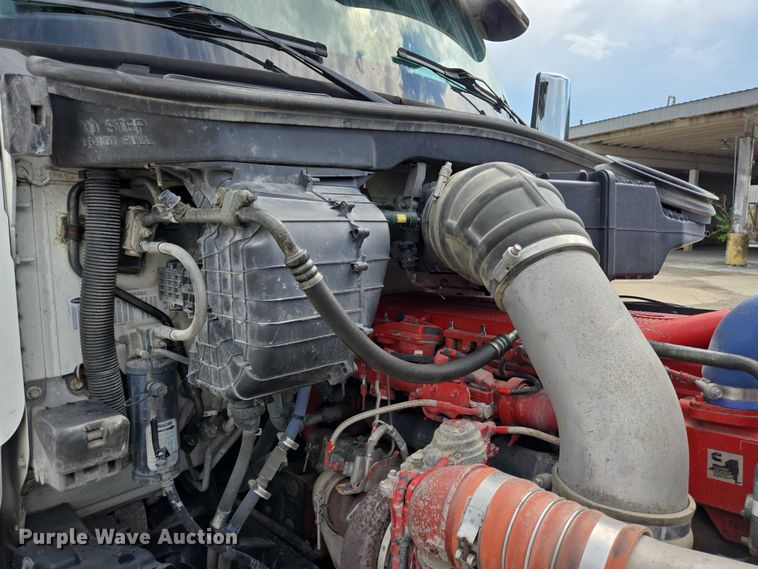 image for item YA0736 2017 Peterbilt 579 semi truck