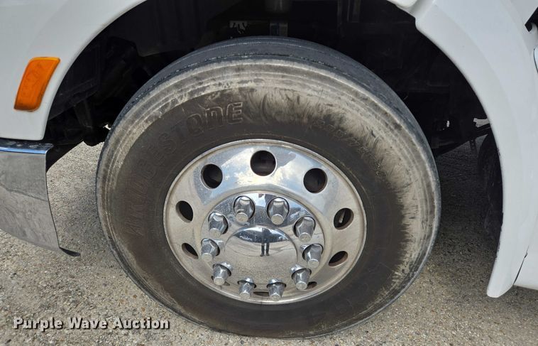 image for item YA0736 2017 Peterbilt 579 semi truck