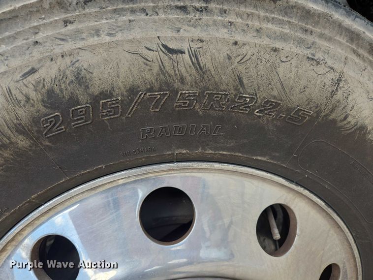 image for item YA0736 2017 Peterbilt 579 semi truck