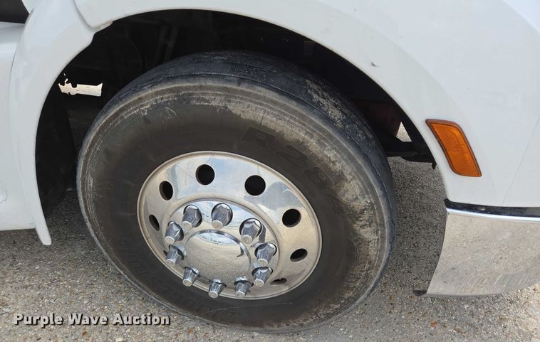 image for item YA0736 2017 Peterbilt 579 semi truck