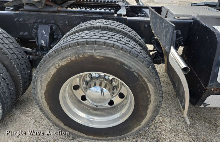 image for item YA0736 2017 Peterbilt 579 semi truck