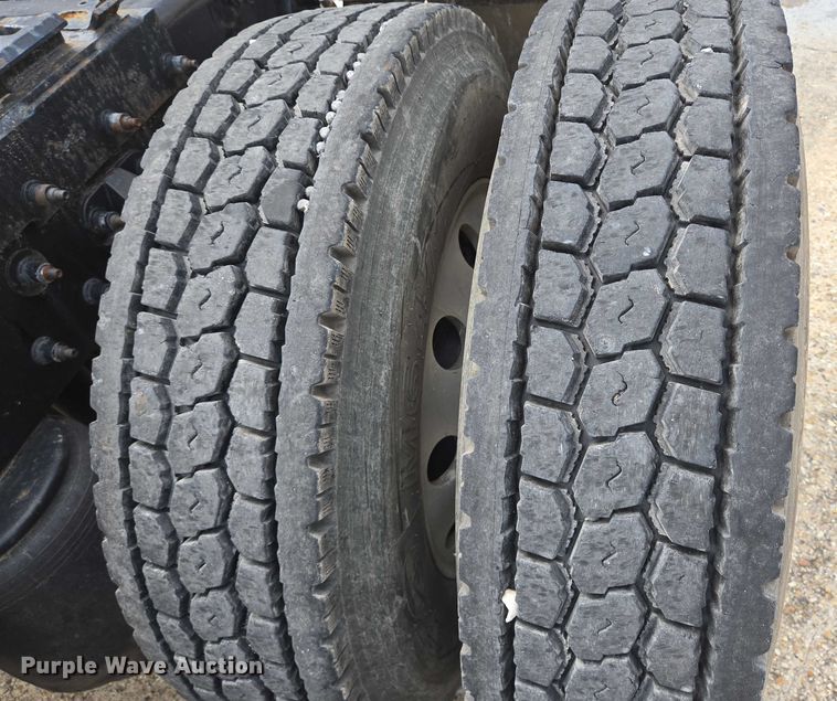 image for item YA0736 2017 Peterbilt 579 semi truck