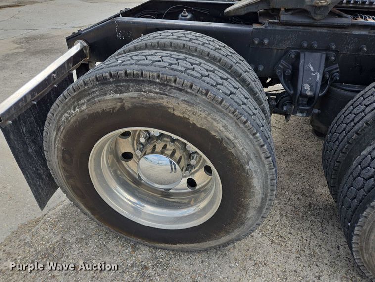 image for item YA0736 2017 Peterbilt 579 semi truck