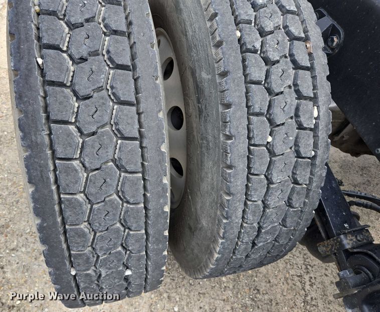 image for item YA0736 2017 Peterbilt 579 semi truck