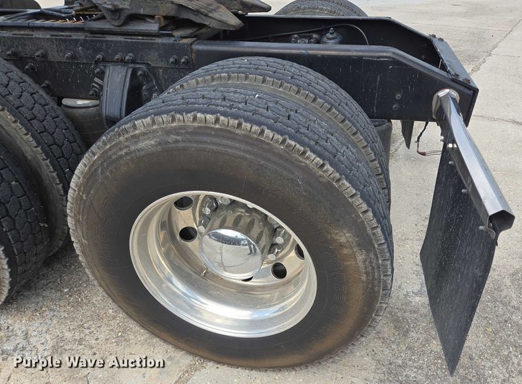 image for item YA0736 2017 Peterbilt 579 semi truck