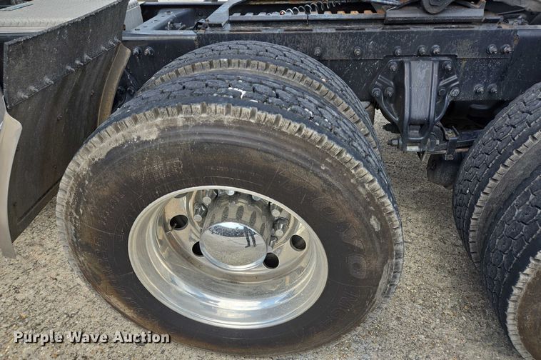 image for item YA0736 2017 Peterbilt 579 semi truck