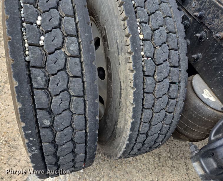 image for item YA0736 2017 Peterbilt 579 semi truck