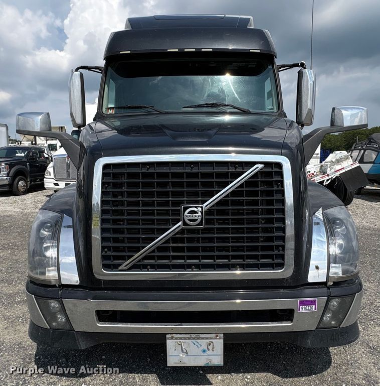 image for item YA0781 2014 Volvo VNL semi truck