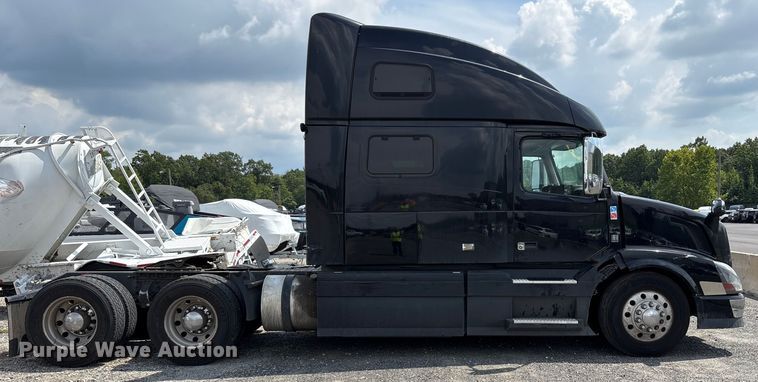 image for item YA0781 2014 Volvo VNL semi truck