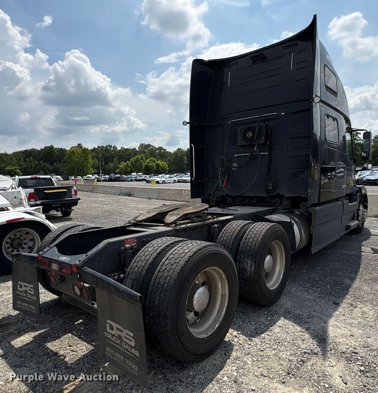 image for item YA0781 2014 Volvo VNL semi truck