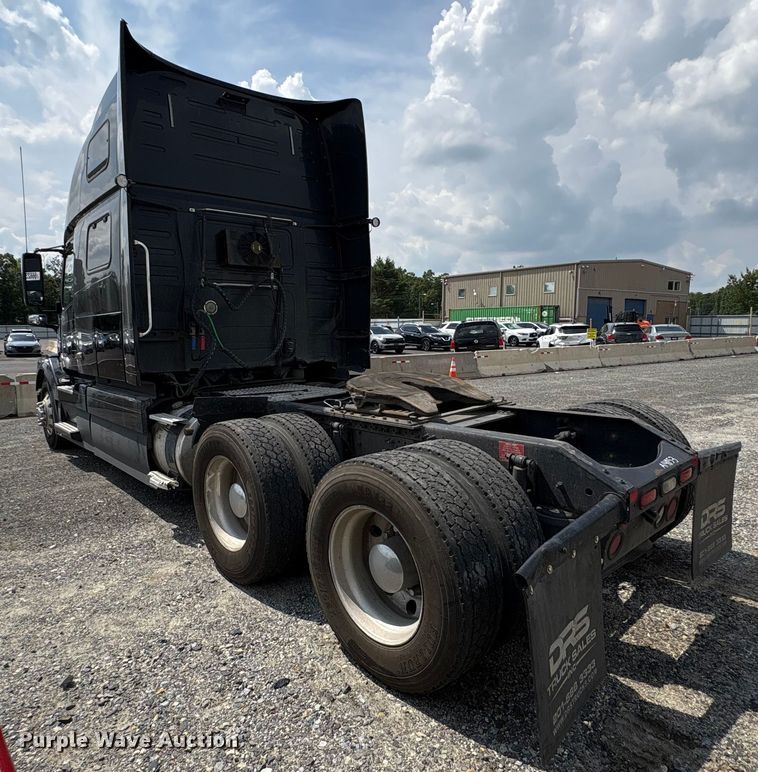 image for item YA0781 2014 Volvo VNL semi truck