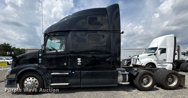 image for item YA0781 2014 Volvo VNL semi truck