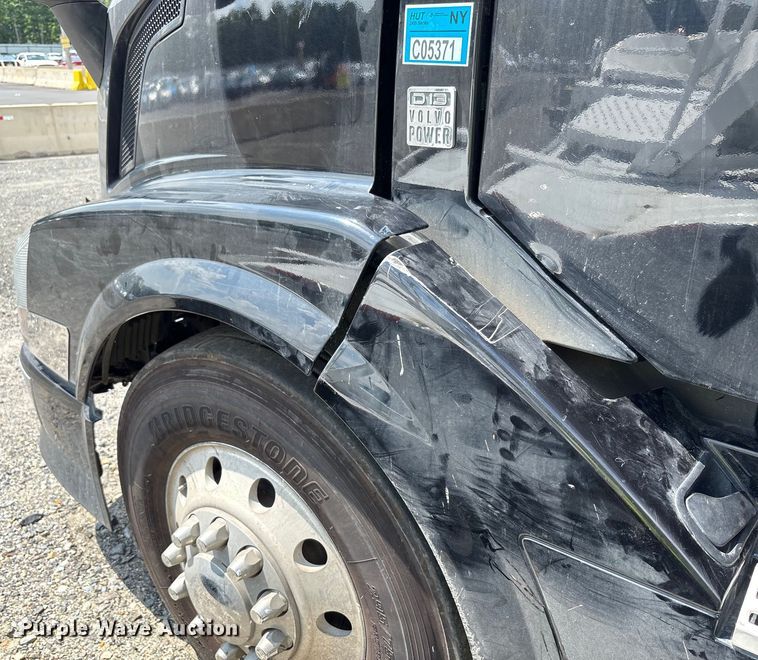 image for item YA0781 2014 Volvo VNL semi truck