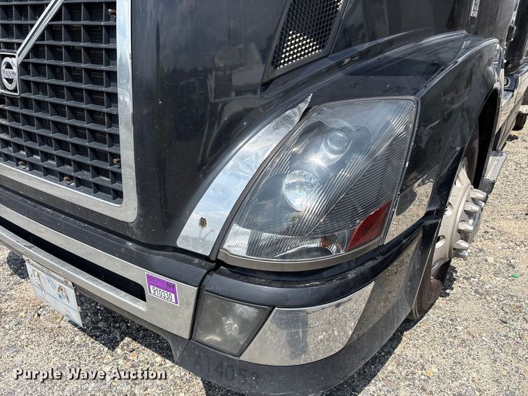 image for item YA0781 2014 Volvo VNL semi truck
