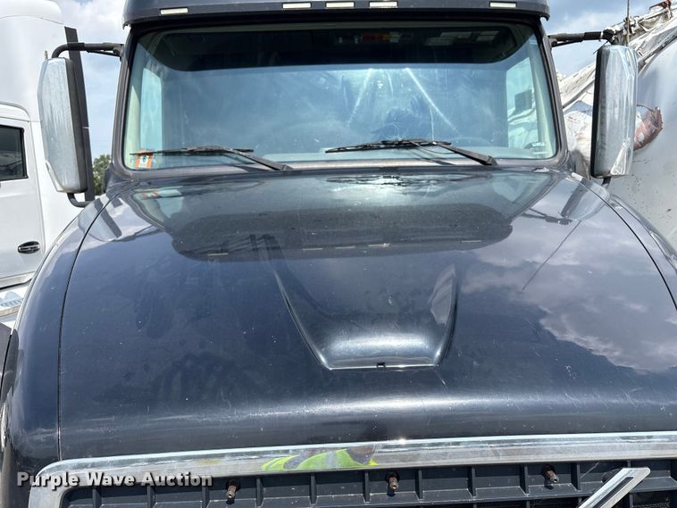 image for item YA0781 2014 Volvo VNL semi truck