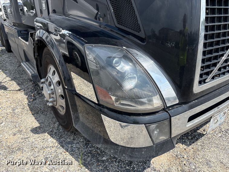 image for item YA0781 2014 Volvo VNL semi truck