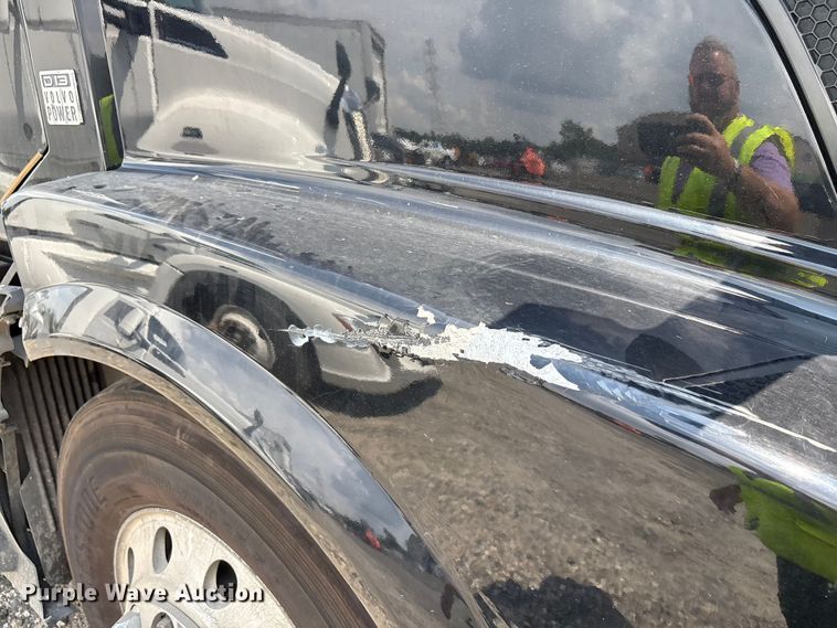 image for item YA0781 2014 Volvo VNL semi truck