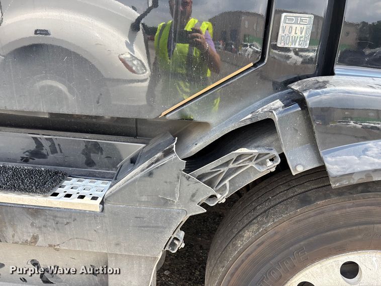 image for item YA0781 2014 Volvo VNL semi truck