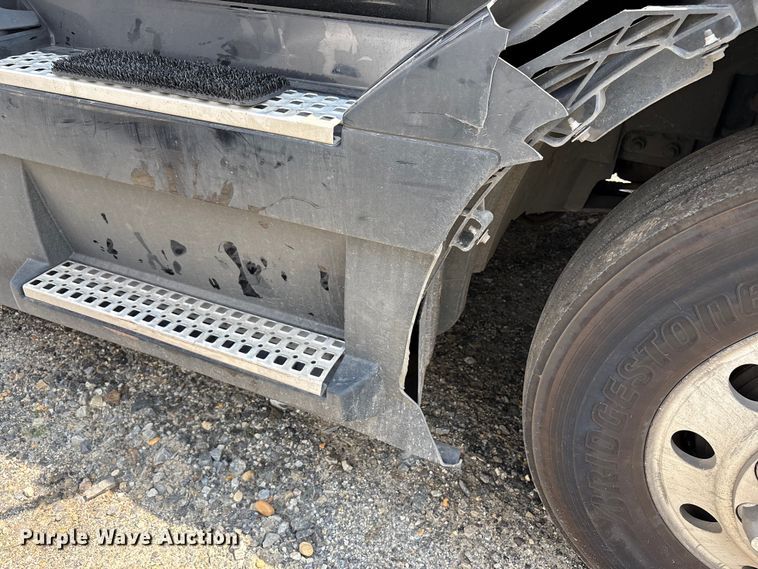 image for item YA0781 2014 Volvo VNL semi truck