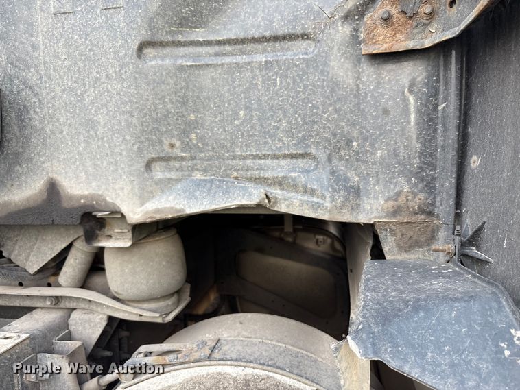 image for item YA0781 2014 Volvo VNL semi truck