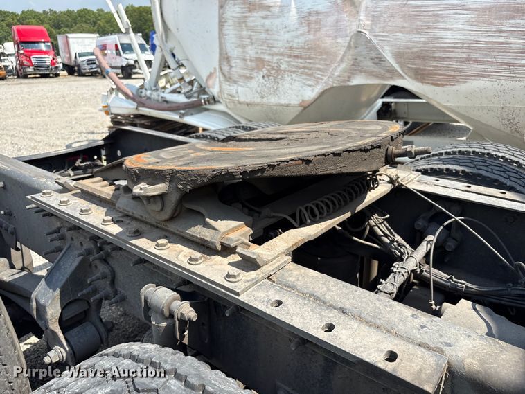 image for item YA0781 2014 Volvo VNL semi truck