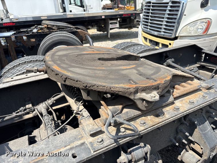 image for item YA0781 2014 Volvo VNL semi truck