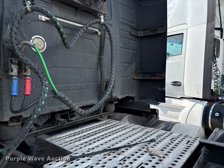 image for item YA0781 2014 Volvo VNL semi truck