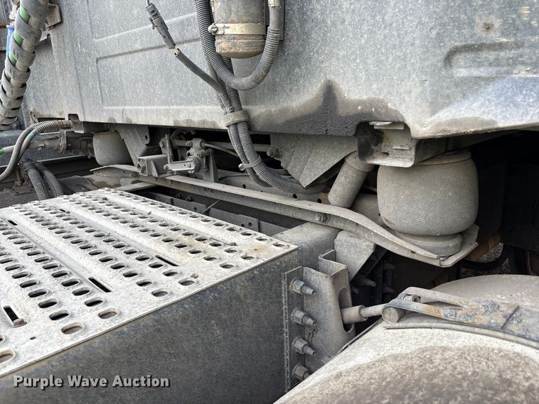 image for item YA0781 2014 Volvo VNL semi truck