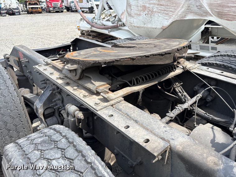 image for item YA0781 2014 Volvo VNL semi truck